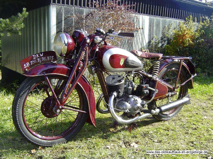 Motorrad alt und restauriert